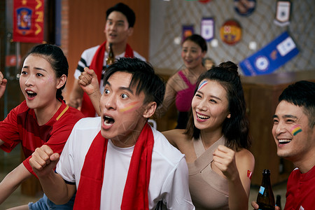 激动看足球比赛的亚洲球迷含酒精饮料高清图片素材
