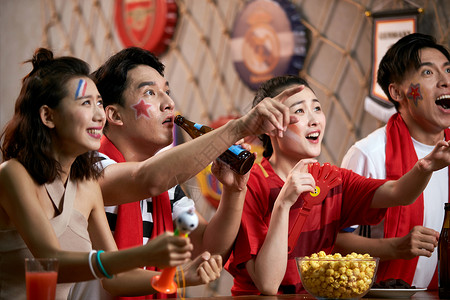 激动看足球比赛的亚洲球迷多人高清图片素材