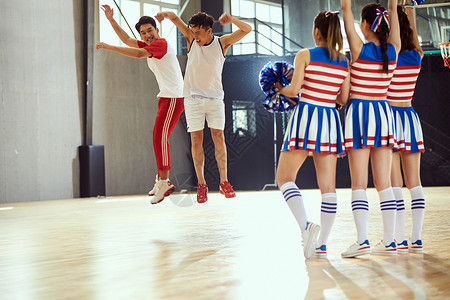 休闲装队服青年男女在篮球馆图片