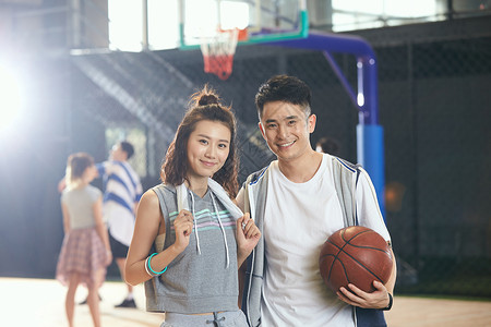 业余爱好体育活力青年男女在篮球馆图片