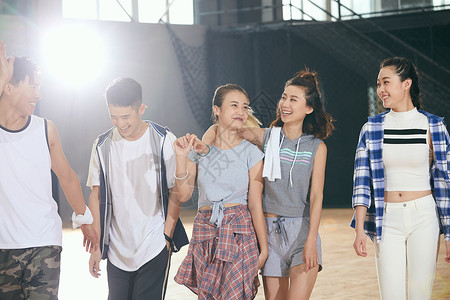 欢乐青年男女在篮球馆图片