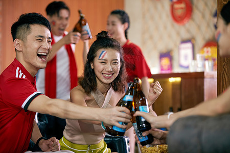 少量人群社交成年人球迷喝啤酒庆祝图片
