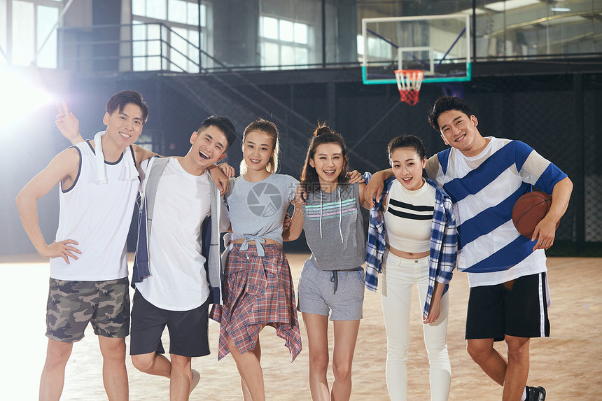 青年男女在篮球馆图片