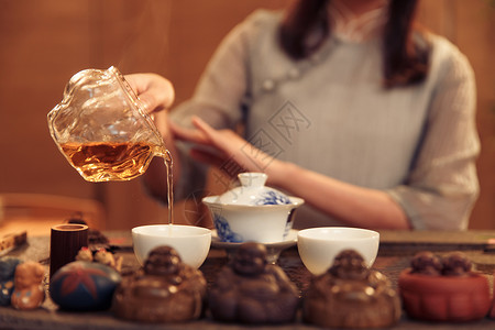 瓷器展示茶文化青年女人展示茶艺背景