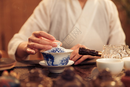青花瓷茶壶复古茶具青年女人泡茶特写背景