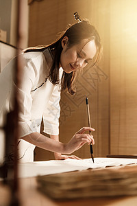 中式美女在练习传统书法背景图片