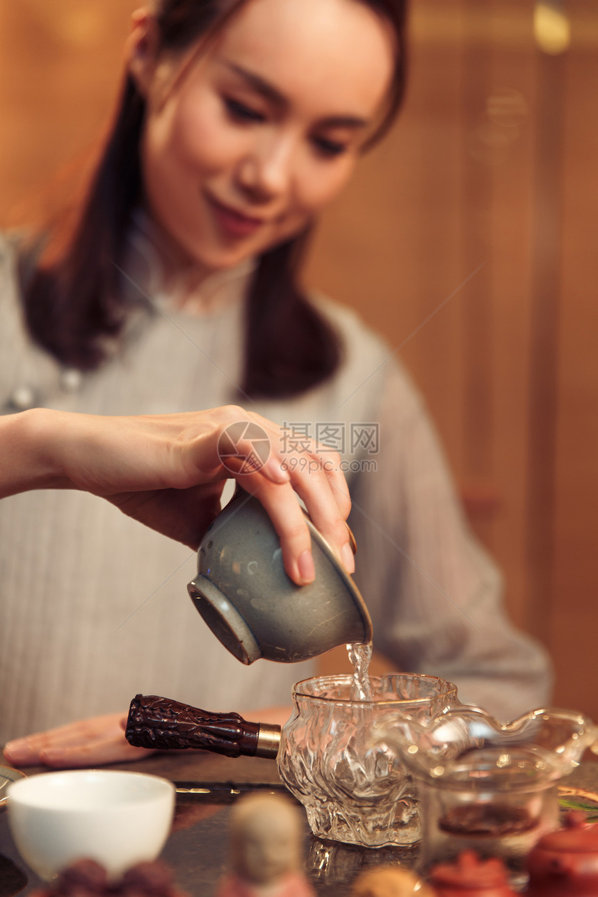 青年女人展示茶艺图片