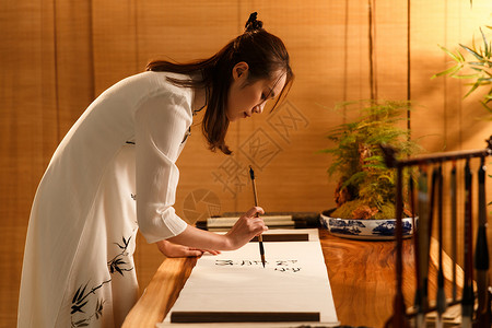亚洲人汉字砚台青年女人在练习书法背景图片