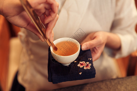 青花瓷元素亚洲人活力彩色图片青年女人泡茶背景