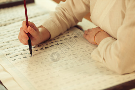 写在纸上的文字白昼成年学生成年人青年女人在练习书法背景