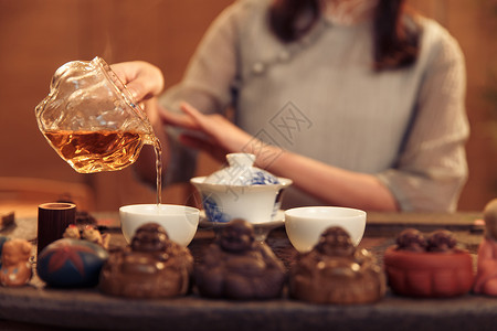 各种玉石佛像特写青年女人展示茶艺背景