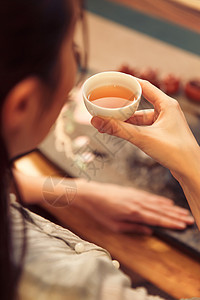 古典式茶具养生传统青年女人喝茶特写背景