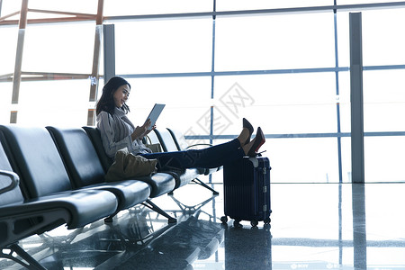 机场商务女人在候机厅等待图片