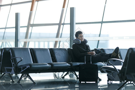 商务男士在机场等候休息图片