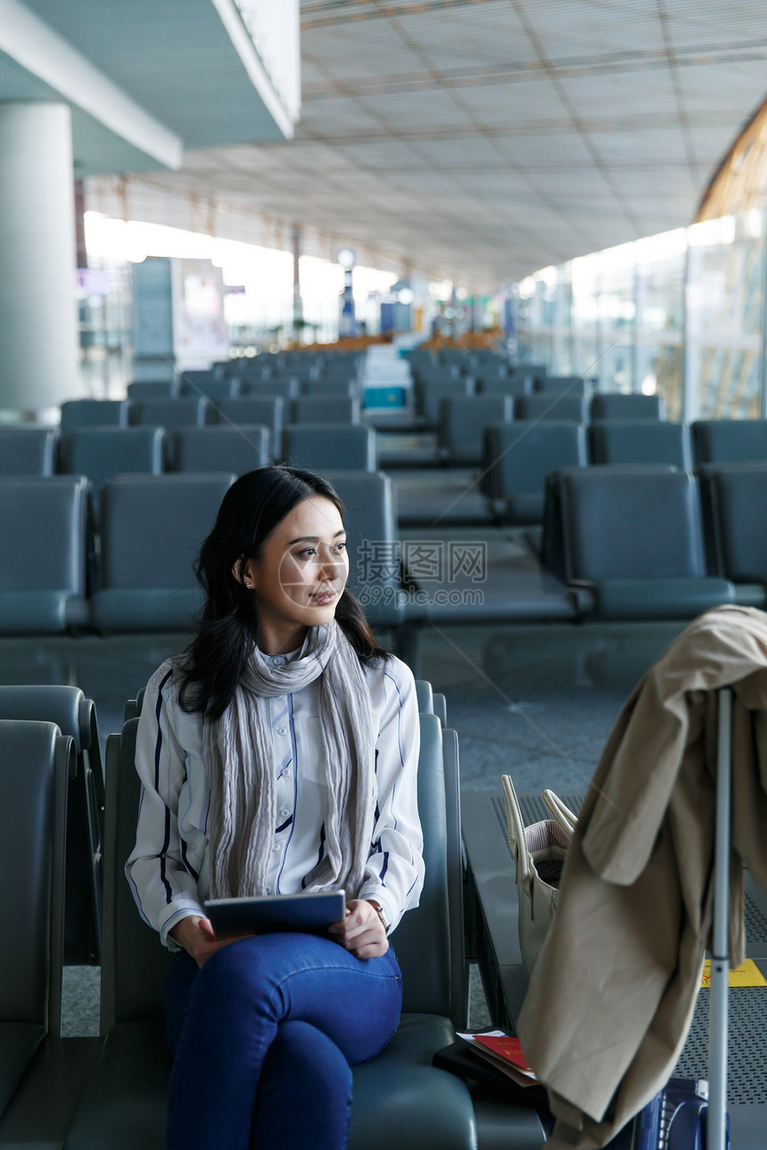 商务女人在候机厅图片