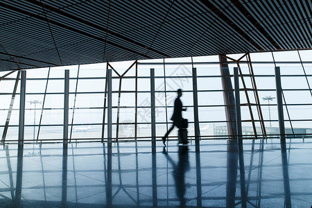 北京剪影商务旅行商务男士在机场背景