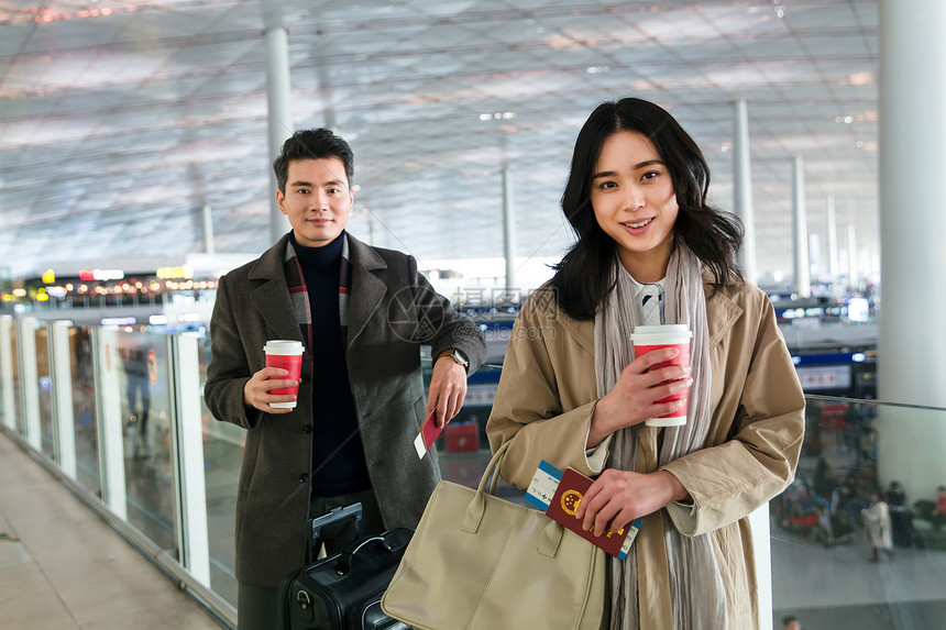 一次杯子商务男人仅成年人商务男女在机场图片