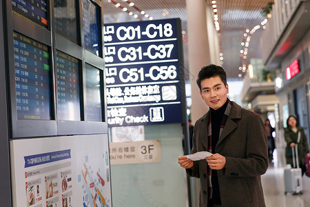 航空信息便捷享乐显示屏商务男士在机场背景