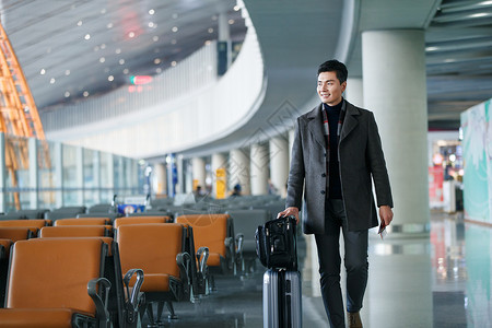 航空空运大楼行李箱商务男士在机场图片