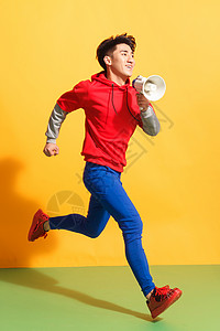 彩色话筒彩色图片高兴的色彩青年男人拿着话筒背景