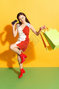绿色促销购物袋自信花钱网上银行青年女人购物背景