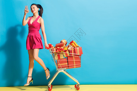 色彩鲜艳弹购物车青年女人购物图片