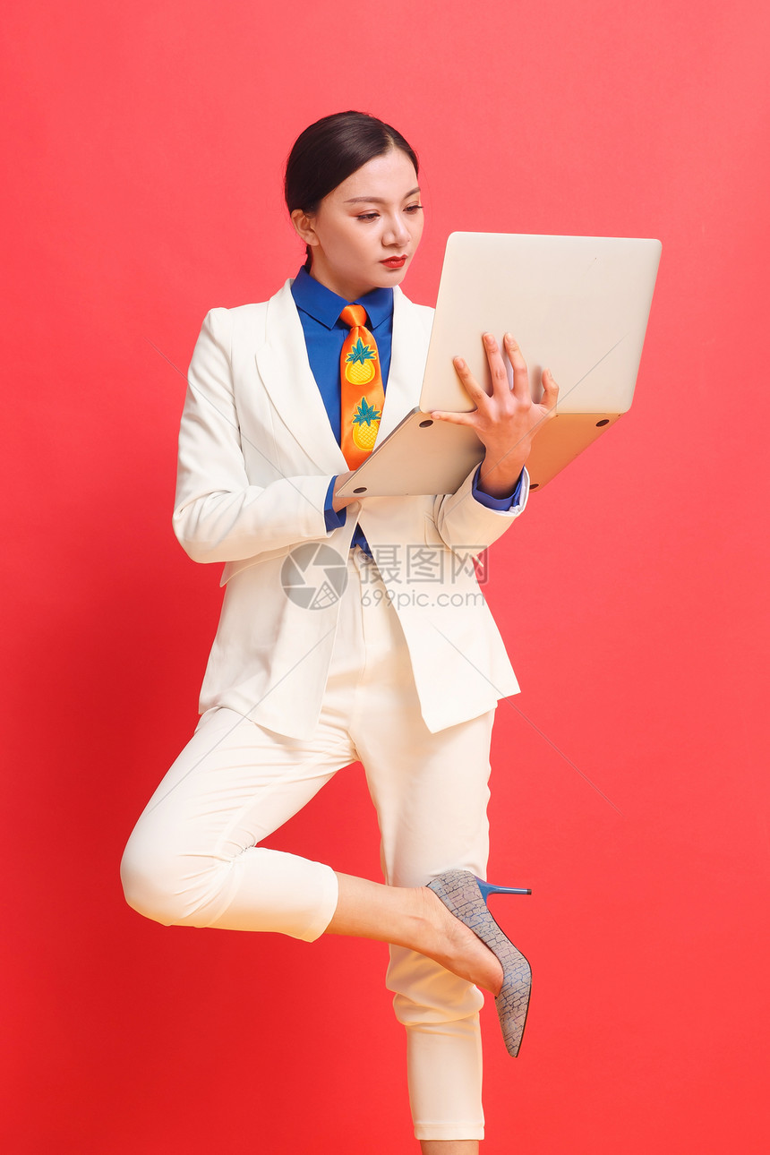 伸展东亚成功商务女人使用笔记本电脑图片