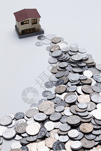 亚洲财务项目影棚拍摄硬币和房屋模型图片