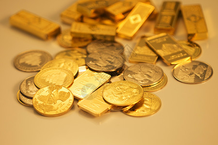 户内大量物体黄金金币和金条图片