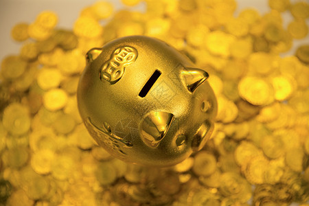 户内黄金金色存钱罐和金币特写高清图片素材