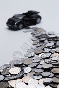家庭理财金融硬币和汽车模型图片