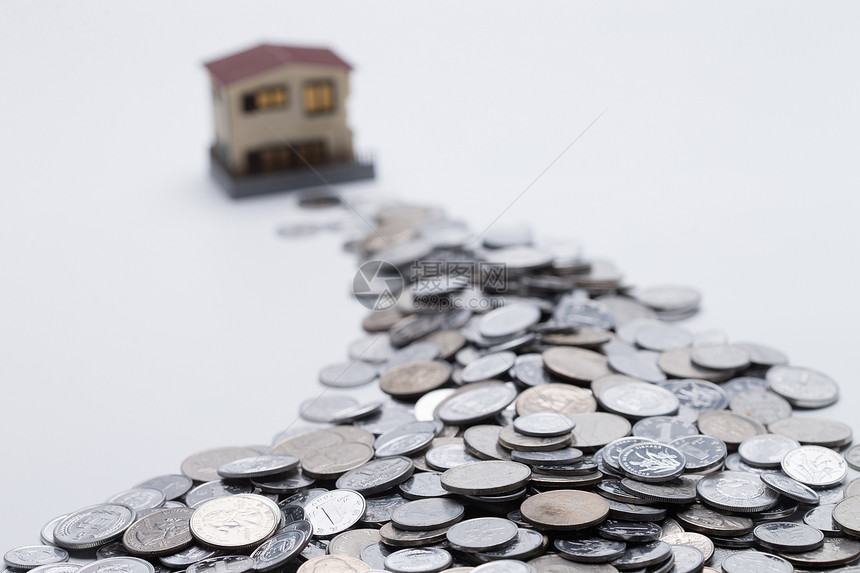 储蓄家庭理财硬币和房屋模型图片