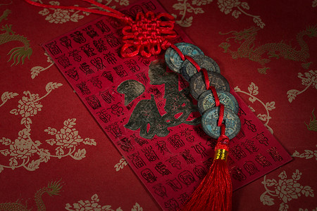 新年贺卡图片红色传统文化铜钱和红包背景