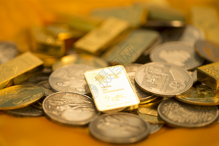 黄金选择对焦亚洲金币和金条记忆高清图片素材