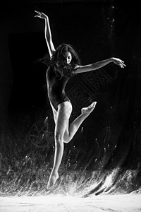 紧身连衣裤青年女人在跳芭蕾舞高清图片