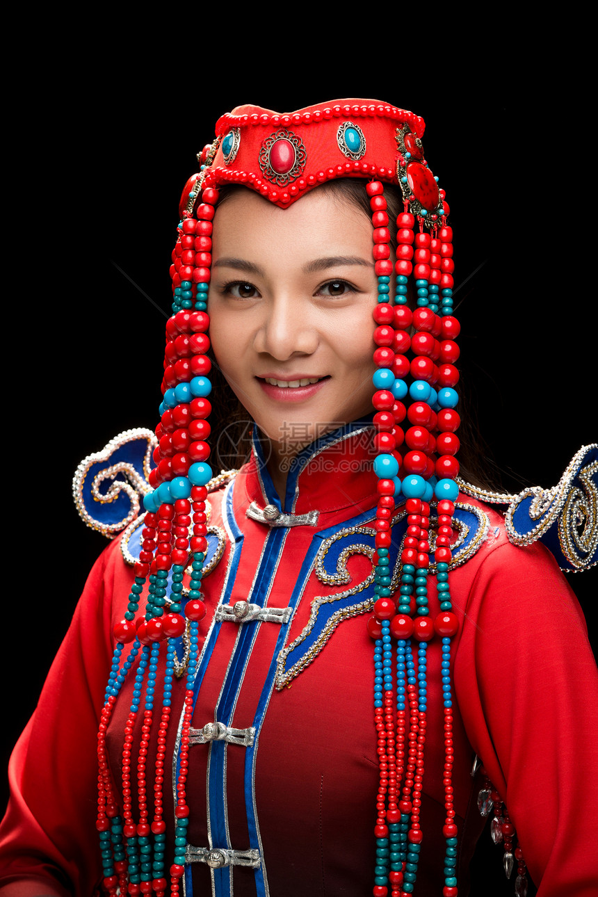 亚洲黑色背景传统服装穿着蒙古族服饰的女人图片