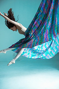 练习芭蕾的年轻女性背景图片