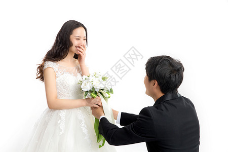 向新娘求婚的新郎图片