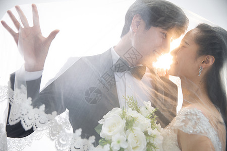 亚洲人异恋订婚浪漫的新郎和新娘背景图片