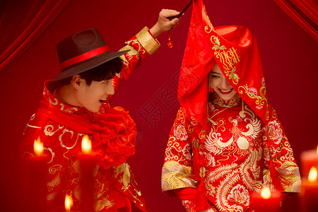 洞房举办中国风婚礼的新人背景