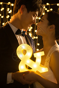 点亮人生之灯结婚庆典浪漫的新郎和新娘背景