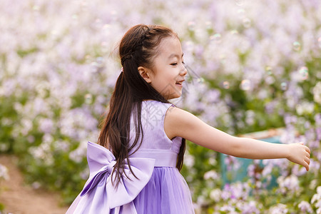 紫色抽象泡泡日光欢乐郊区可爱的小女孩在户外背景