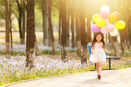 春天跑步可爱的小女孩拿着气球背景