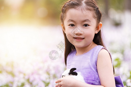 绿裙子粉兔子彩色图片健康纯洁可爱的女孩在户外背景