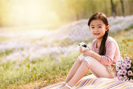 提着花篮的女孩仅女孩人活力可爱的女孩在户外背景