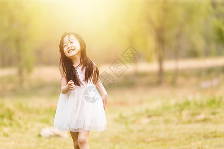 日光幸福无忧无虑可爱的女孩在户外背景图片