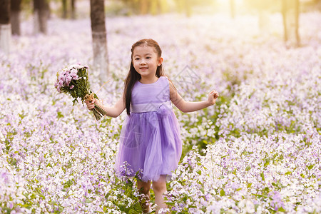 环境保护欢乐享乐可爱的小女孩在户外背景图片