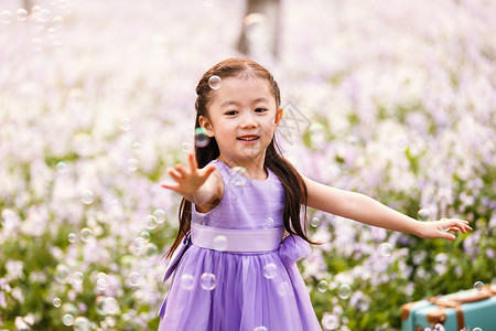 草地摄影5到6岁可爱的小女孩在户外高清图片