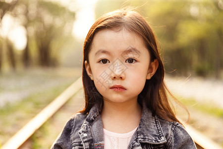 春天现代无忧无虑可爱的女孩在户外图片