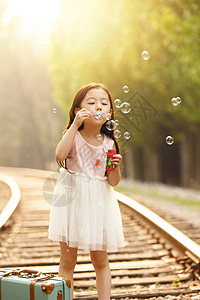 铁轨旅行仅一个人可爱的女孩在户外背景图片
